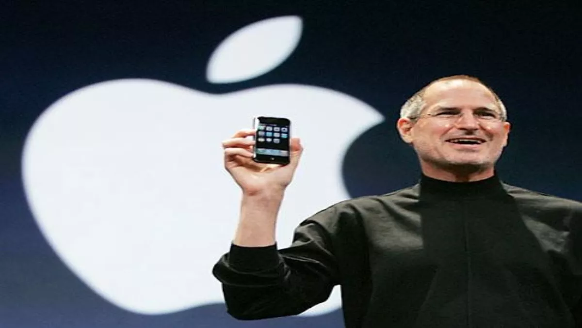 Apple holds emergency iPhone 4 press conference