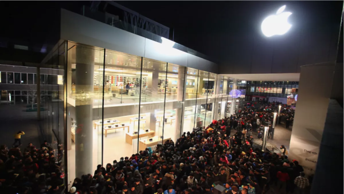 Armed robbers attack Apple