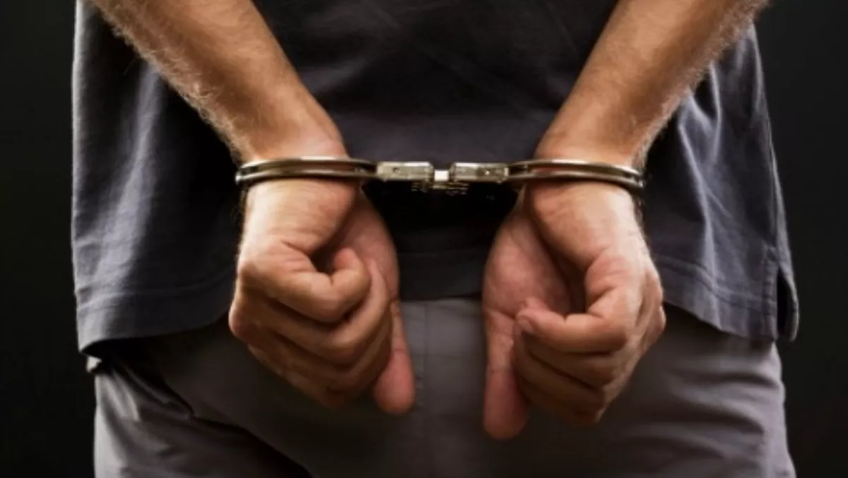 Men dig hole in wall, steal $300,000 worth of iPhones