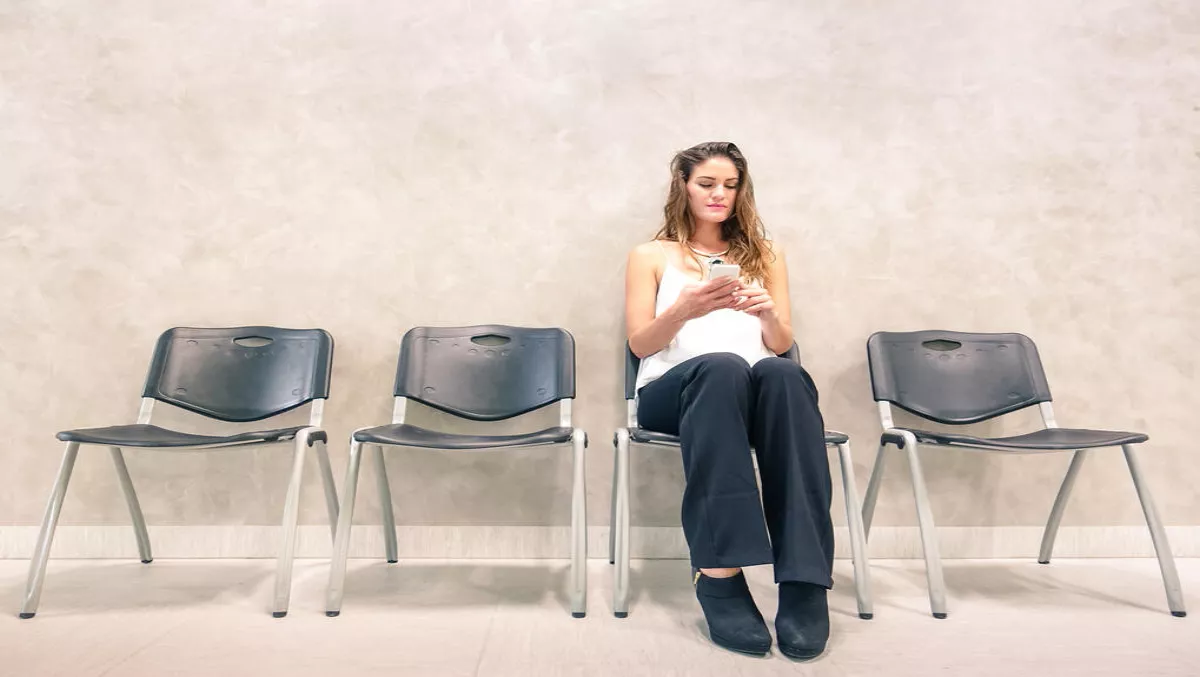 Battle of the sexes: How long do we wait before we reach for our phones?