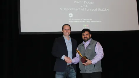 Angus robertson presenting the cio of the year award to pavan pidugu  cto  us dept of transport  fmcsa 
