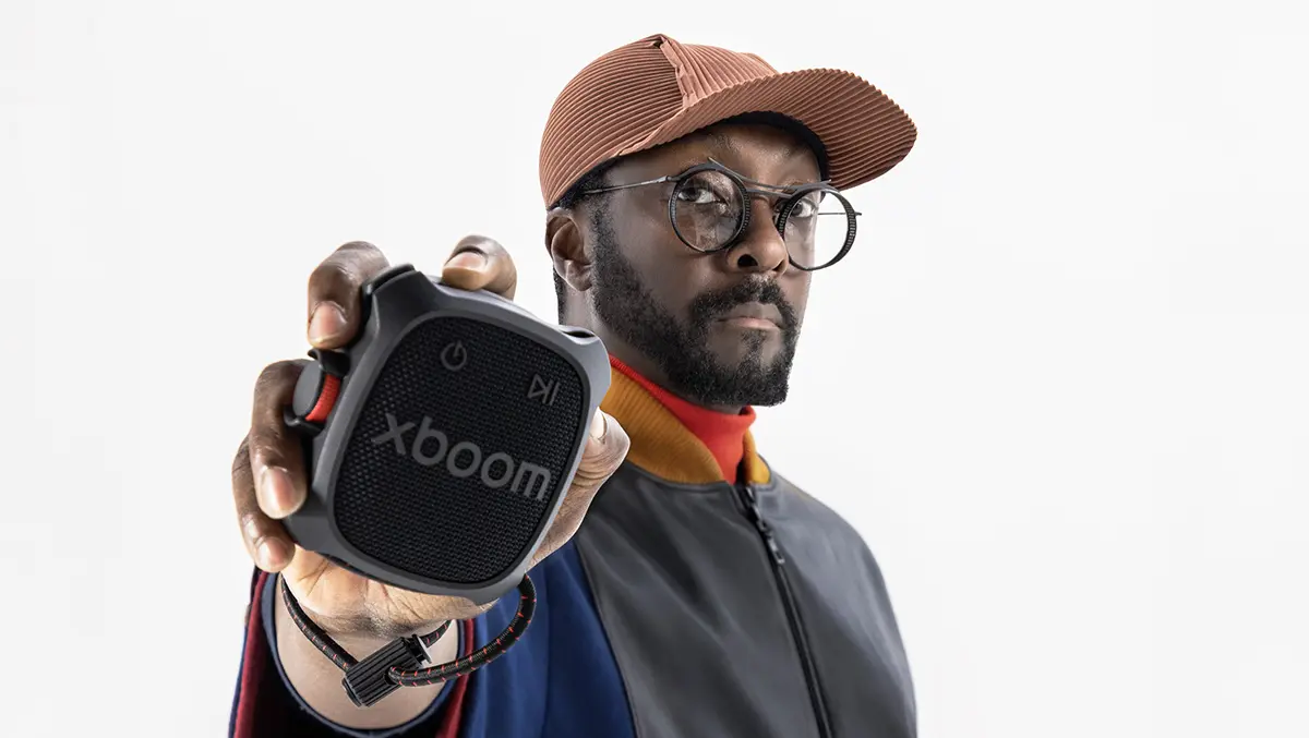 Xboom rock black will.i.am holding
